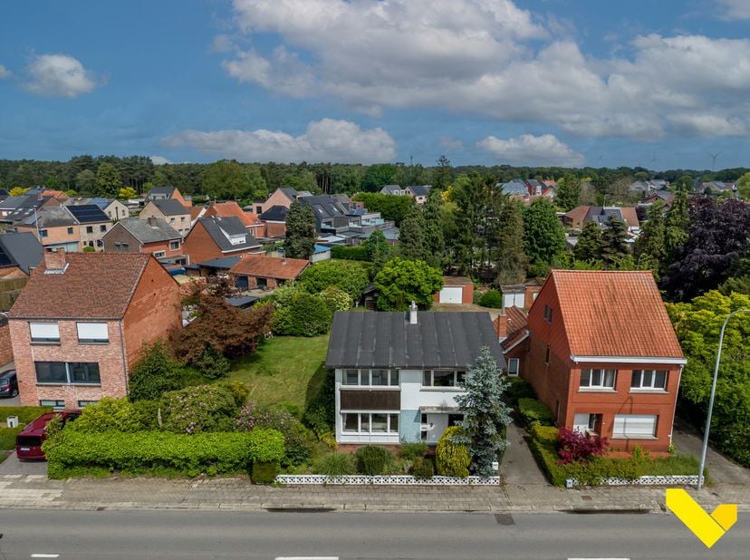 Bent u op zoek naar een woning met karakter, ruimte en tal van mogelijkheden? Deze open bebouwing in de Kapellestraat te Mol biedt een uitstekende opp