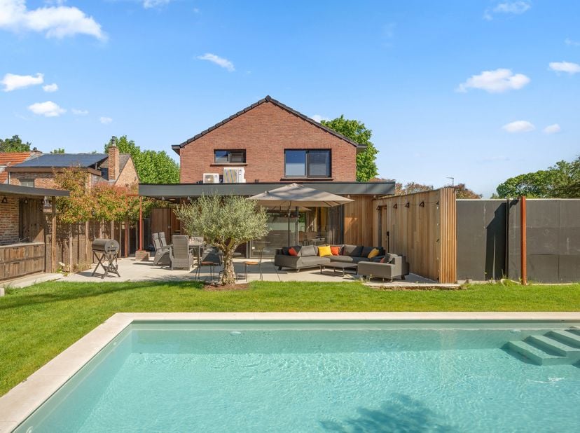 Ontdek deze instapklare, energiezuinige woning op een toplocatie in Herent! Tussen 2019 en 2025 werd de woning zowel esthetisch als energetisch grondi