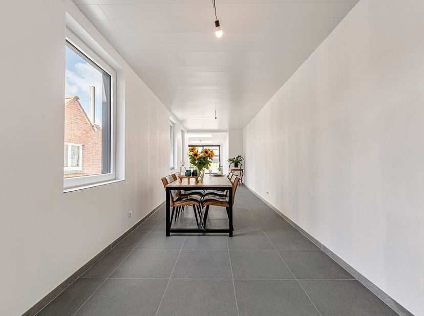 Instapklare, energiezuinige woning te koop in Ingelmunster<br />
Je betreedt de woning via de inkomhal met apart toilet. Aansluitend bevindt zich een