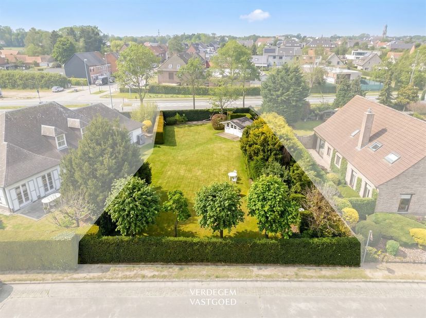Ligging<br />
Dichtbij de invalswegen van Lokeren.<br />
Nabij alle voorzieningen en in een rustige woonwijk.<br />
Perceel bouwgrond van 746,17 m² vo