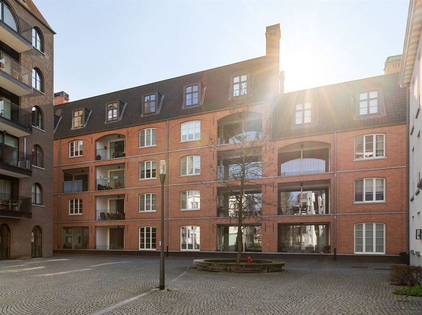 Instapklare assistentiewoning met overdekt terras<br />
Omschrijving: <br />
Via trap of lift bereikt u het appartement op de eerste verdieping. U kom