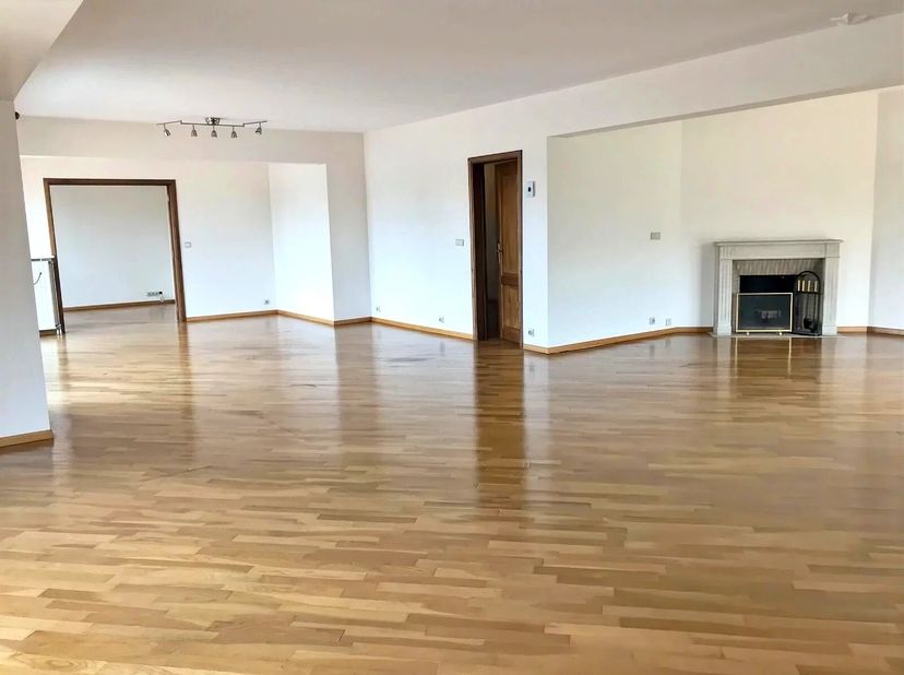 Bien présenté par Alexandra Dewitte Tel : 0473/84.61.61 ou alexandra.dewitte@victoire.be<br />
Victoire-Junot vous propose sur Auderghem, quartier du