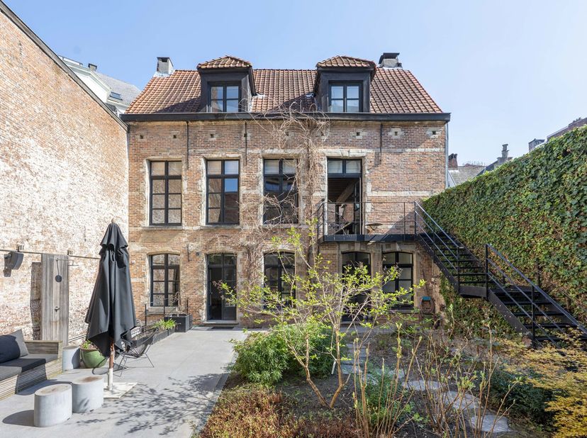 Immeuble de rapport idéalement situé à proximité du Jardin botanique, comprenant quatre unités. Un quartier animé, entouré par le Théâtre Bourla, la P