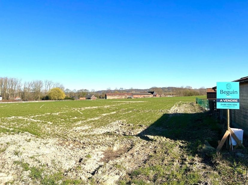 Rustig gelegen bouwgrond van 1329m2, te bereiken via een oprit van 22m. Extra privacy en rust. Ideaal voor wie op zoek is naar een rustige en afgezond