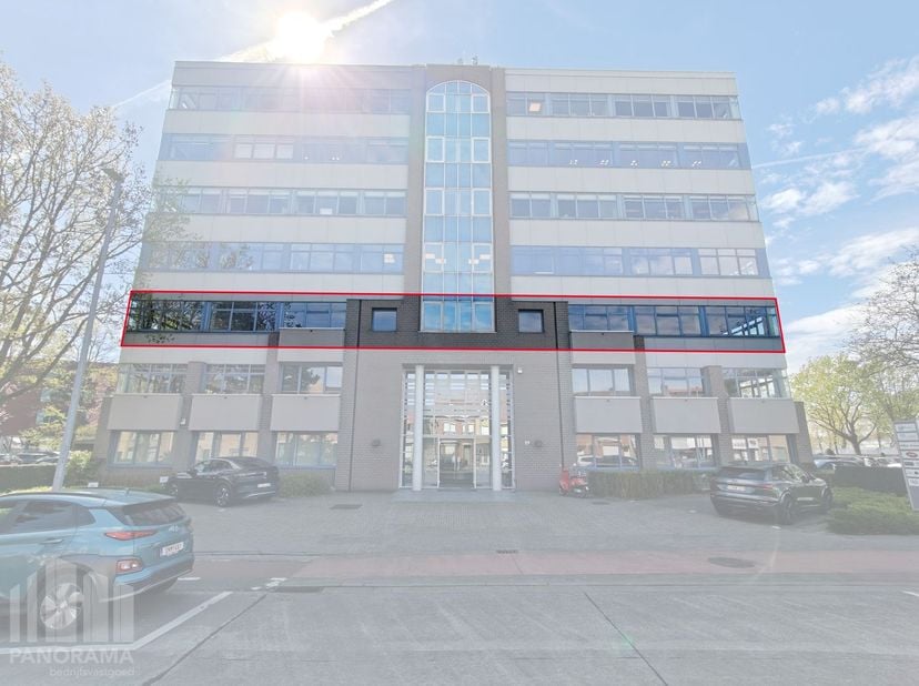 Bent u op zoek naar een kantoorruimte met maximale visibiliteit en uitstekende bereikbaarheid? Dit goed onderhouden kantoorverdiep is gelegen op een u