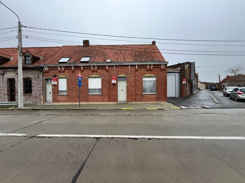 Bent u op zoek naar ruime woning of koppelwoning met tal van mogelijkheden? Deze eigendom is rustig en landelijk gelegen, maar toch vlot bereikbaar. D