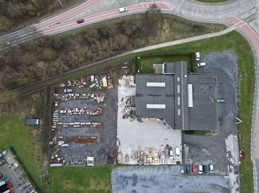Prachtig vastgoedcomplex in 59 are van 23 centiares aan een zeer gewilde weg op slechts 5 minuten van de snelweg.<br />
Showroom van +/- 455 m² met ka