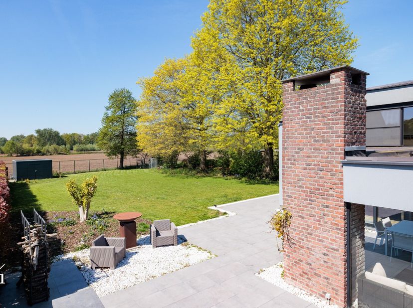 Gelegen in Beervelde bevindt deze woning zich op een vlot bereikbare ligging. Dagelijkse voorzieningen, scholen, winkels en openbaar vervoer bevinden