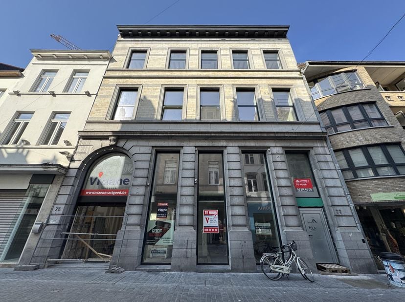 Volumineuze handelsruimte in Neoclassicistische stijl - AAA-locatie Kapellestraat Oostende -&amp;nbsp;grondoppervlakte 538m² -&amp;nbsp;actueel ingedeeld als