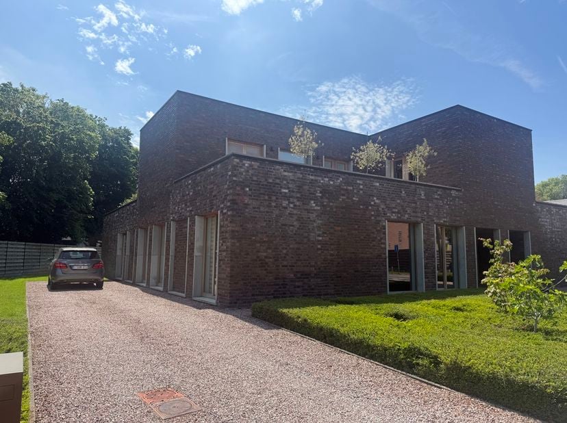 Op zoek naar comfortabel wonen op een toplocatie? Dit verzorgde gelijkvloers appartement combineert ruimte, licht en een uitstekende ligging in het ce
