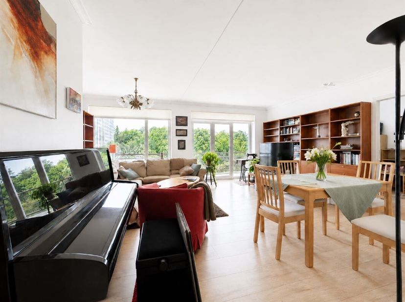 Woluwe-Saint-Lambert  À proximité du métro Roodebeek et de toutes commodités<br />
 - Magnifique appartement rénové de +/- 130 m², idéalement situé da