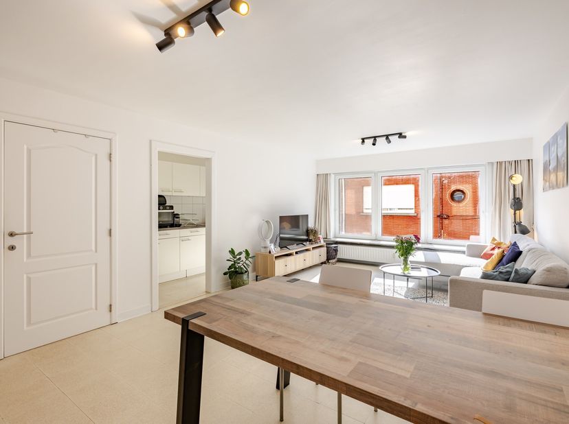 Op zoek naar een zorgeloos appartement op een uitstekende locatie? Dan is dit recent gerenoveerde en perfect instapklare appartement beslist een bezoe