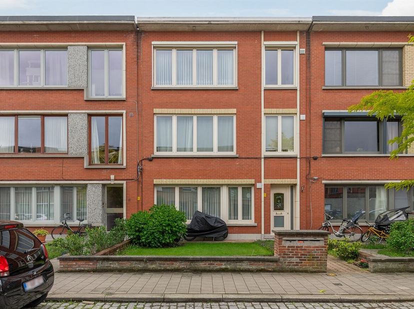 Appartement rénové de 2 chambres à coucher avec terrasse ensoleillée orientée sud-ouest à vendre à Berchem.<br />
Description de l'appartement :<br />