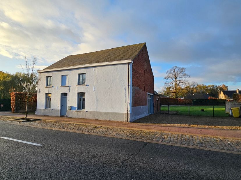 Vrijstaande woning met groot potentieel op een ruime grond van 16a 48ca. De eigendom is strategisch gelegen op korte afstand van supermarkten, scholen