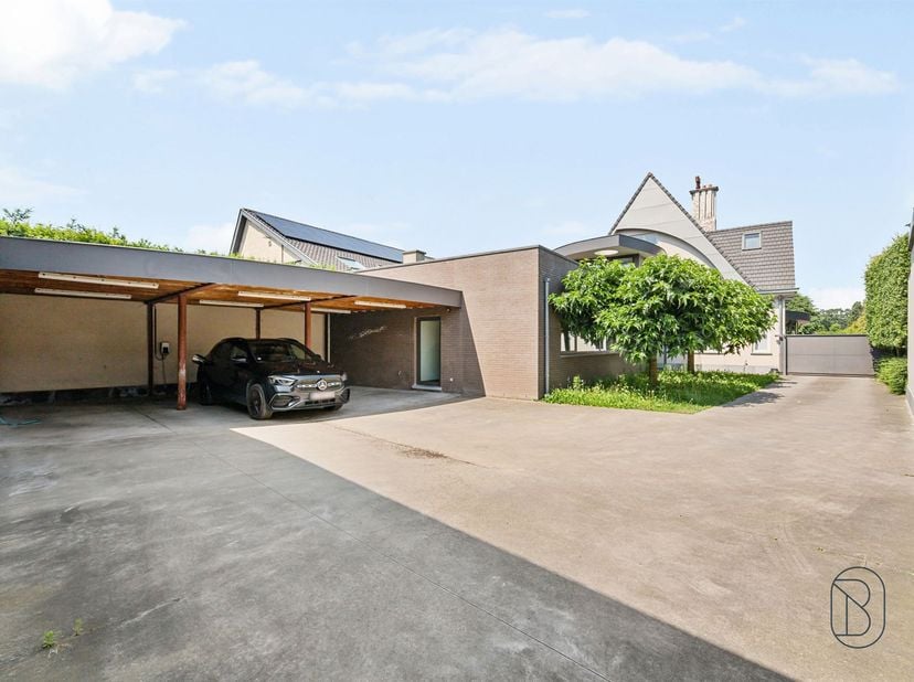 Commercieel top gelegen kantoor/praktijk met atelier + potentiële woonst, en ruime parking te Waregem. <br />
<br />
Op een uiterst strategische loc