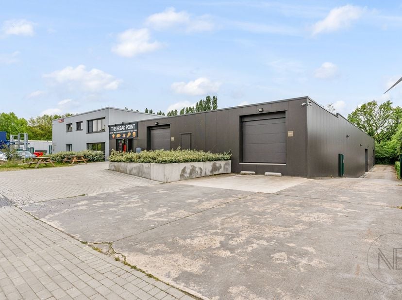 Aan de Zuiderring 42 in Genk bevindt zich dit ruime en functionele magazijn met een oppervlakte van ca. 2.000 m². Gelegen in het bedrijvige Genk-Zuid