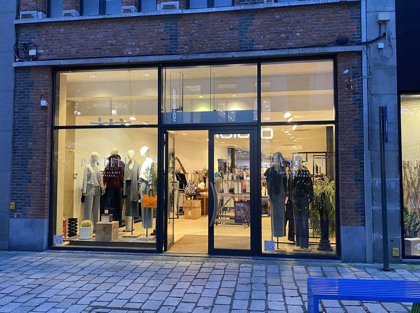 In de Ooststraat te Roeselare bevindt zich dit handelspand te huur van ca. 270 m² met stockageruimte.<br />
<br />
Winkel van ca. 270 m² op het gelijk