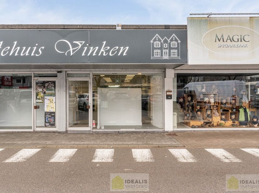 ZEER CENTRAAL GELEGEN HANDELSRUIMTE TE PELT (NEERPELT) MET PARKING VOOR DE DEUR! Deze handelsruimte met een oppervlakte van ca.90m² gelegen te Kempenp