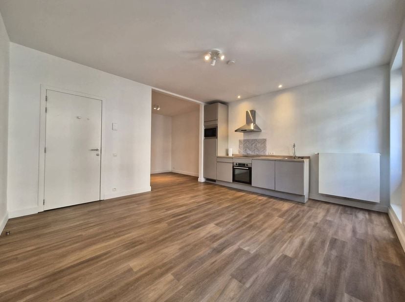 Wij stellen u dit mooie appartement van ±42m² bruto volgens EPC voor, volledig gerenoveerd enkele jaren geleden, gelegen in een karaktervol gebouw, op
