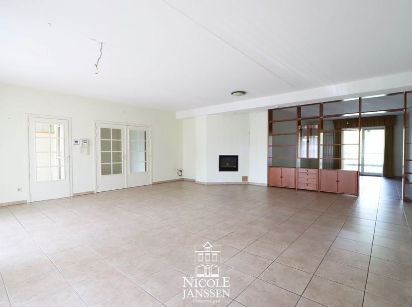 Dit zeer ruime appartement van 207m² bevindt zich op het gelijkvloers van residentie "De Bosbeek".<br />
Dankzij de grote raampartijen en de open leef