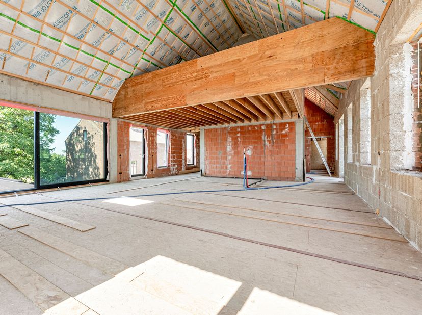 Unieke casco loft van ca. 190 m² in het landelijke Sint-Denijs<br />
Een droomproject dat al volop vorm kreeg en nu wacht op iemand die het verhaal ve