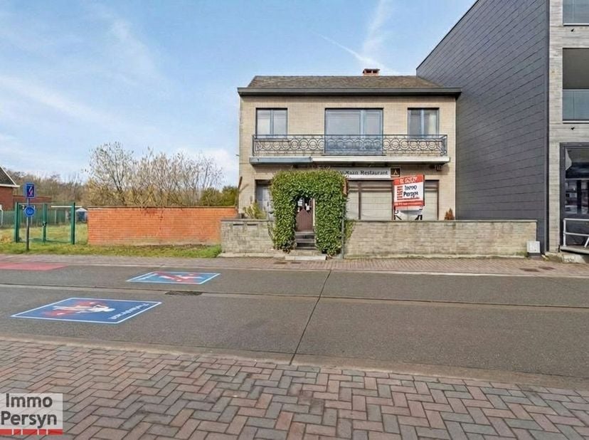 Aan de Baalsesteenweg 9 in Begijnendijk vind je dit veelzijdige horecapand met een bovenliggende woonst en een studio.<br />
Je geniet hier van een ce