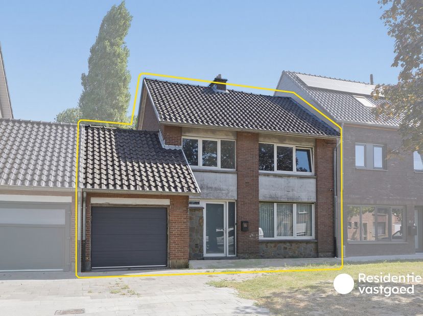 Deze ruime rijwoning is rustig gelegen in een aangename en kindvriendelijke woonwijk in Sint-Pieters, met verschillende speelpleintjes, scholen, winke