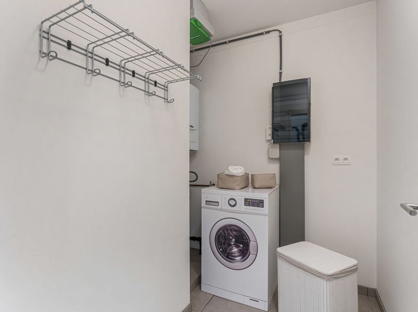 Dit stijlvolle duplex penthouse biedt een uitzonderlijk ruime woonbeleving met onder meer twee volwaardige slaapkamers, twee badkamers en een royale l