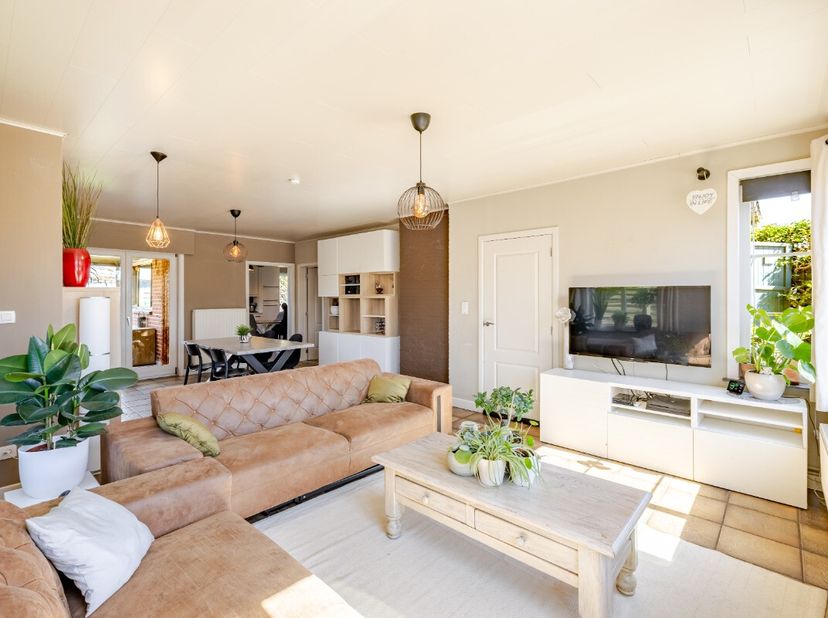 Ligging &amp; indelingIn het groene en rustige Wachtebeke bevindt zich deze charmante woning in landelijke stijl op een perceel van 706 m². Deze eigendom