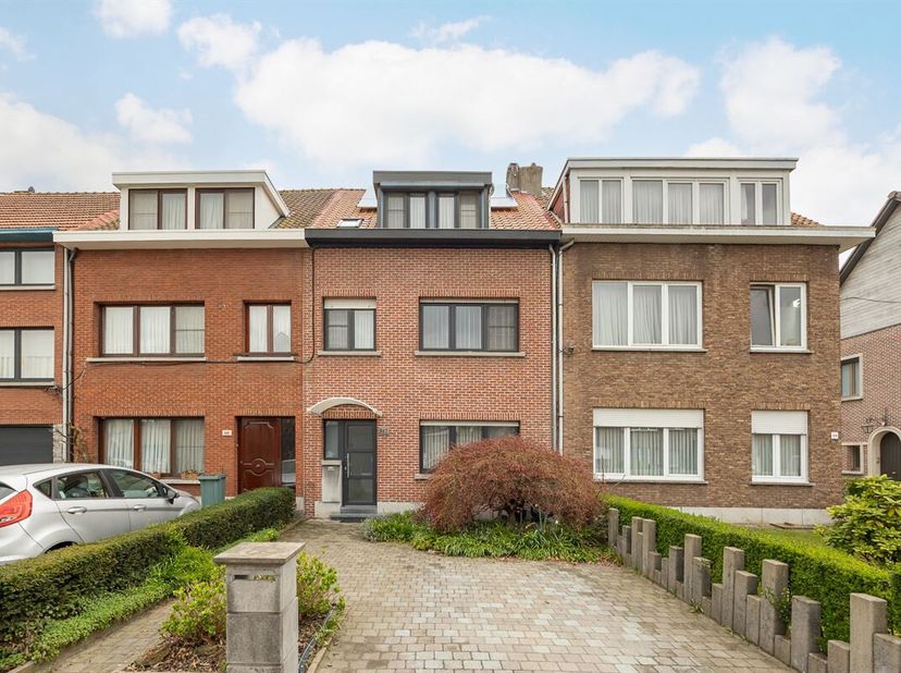 Deze grotendeels gerenoveerde gezinswoning is gunstig gelegen nabij diverse voorzieningen zoals scholen, supermarkten, openbaar vervoer en belangrijke