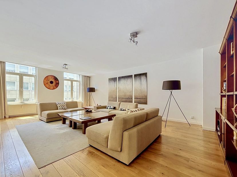 Gelegen in het hart van Brussel, dicht bij de StephaniPlace, biedt dit uitzonderlijke appartement van 246 m² een elegante woonomgeving binnen een pres