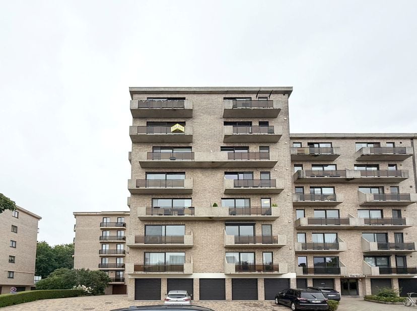 Het appartement is gelegen op de zesde verdieping en is gemakkelijk te bereiken via de lift. Het biedt tevens een prachtig zicht over de skyline van B