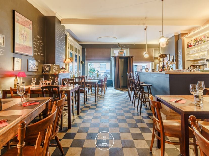 Te koop: karaktervol handelspand/restaurant in hartje Hansbeke  Hansbekedorp 40<br />
Unieke vastgoedkans in het centrum van Hansbeke!<br />
Ligging<b