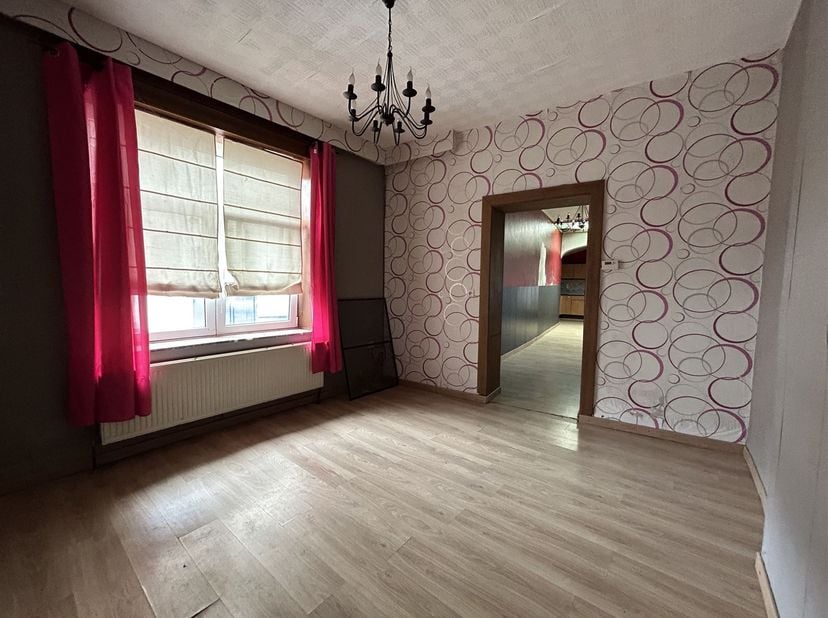 Te renoveren halfvrijstaande woning met omheinde tuin op 2 are van 68 centiares in het hart van het dorp Roucourt, op minder dan 5 minuten van grote w