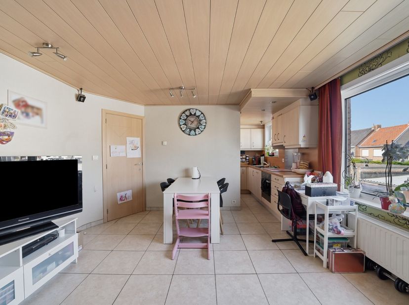 Op een centrale en vlot bereikbare ligging in Bredene, vlak bij de Spuikom en het sportcentrum, bevindt zich dit praktisch ingedeelde appartement op d