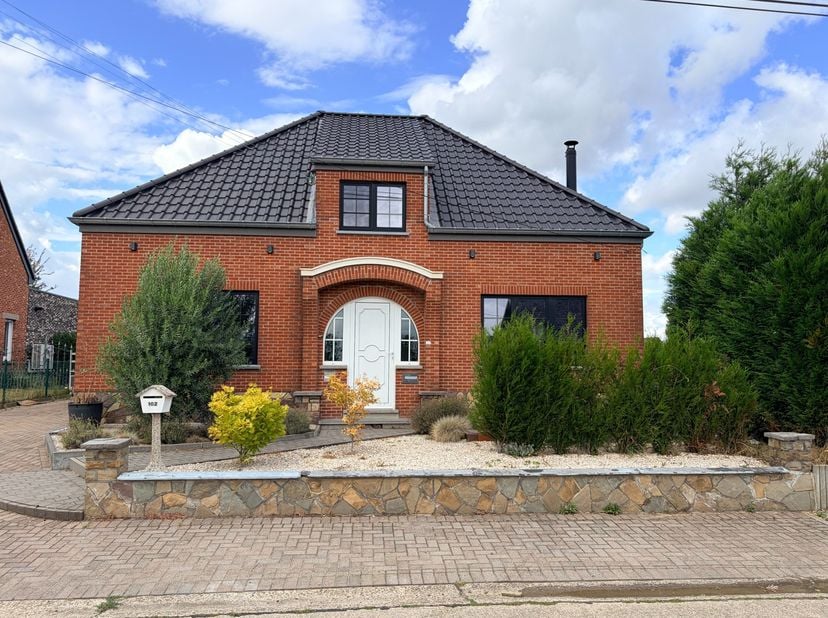 Rustig gelegen in Zepperen heb ik momenteel deze charmante open bebouwing te koop op een landelijk perceel van 8a72.<br />
<br />
De woning is recente