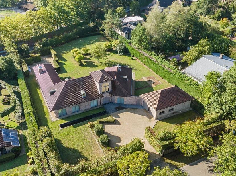 Deze ruime villa combineert een idyllische ligging met een uitstekende bereikbaarheid. Gelegen in een residentiële wijk, wandel je zo de Netevallei in