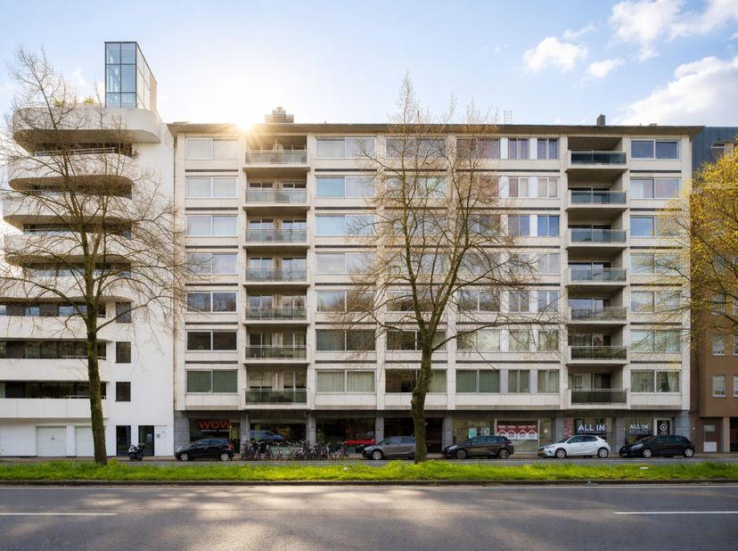 Ruim appartement met 2 slaapkamers en een zonnig terras, gelegen vlakbij het centrum van Gent.<br />
<br />
Het appartement bevindt zich op de 6de ver