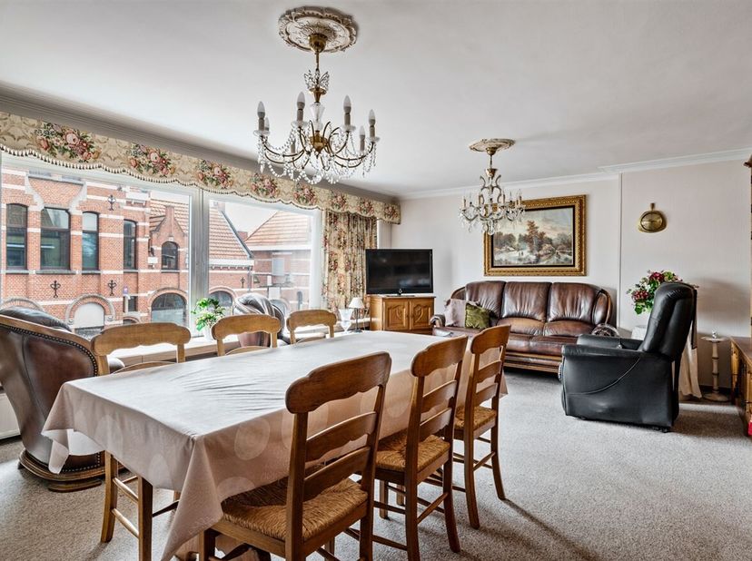 In de Gyselstraat te Nieuwkerken vinden we dit uitzonderlijk te renoveren opbrengsteigendom bestaande uit een halfopen eengezinswoning en een appartem