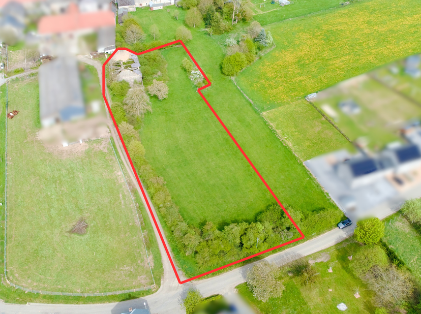 Situé dans le charmant village de Gochenée, au cœur d’un environnement verdoyant et paisible, ce superbe terrain à bâtir de 5.434 m² (soit 54 ares) of