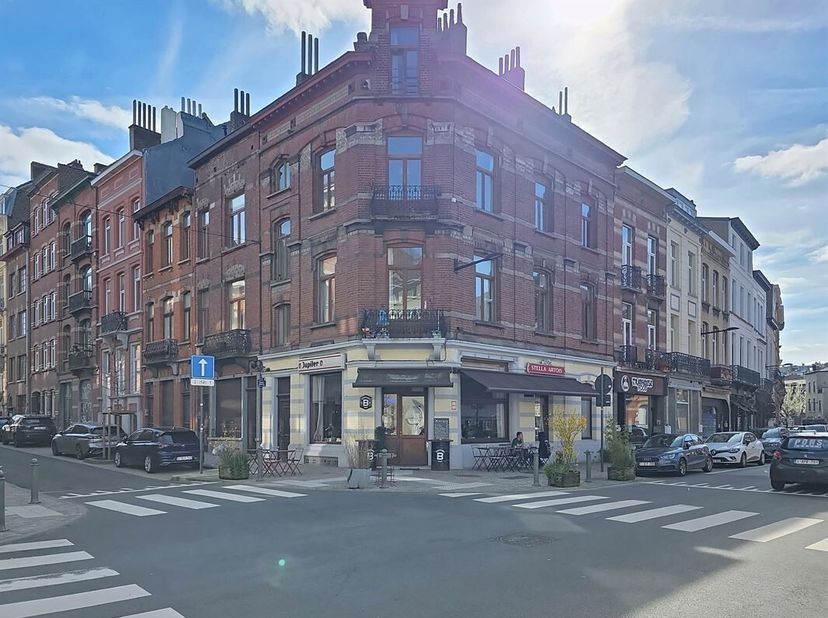 HOME EXPERT IMMO Etterbeek a le plaisir de vous présenter en exclusivité, à proximité des étangs dIxelles, un très bel immeuble de rapport (+/- 320 m²