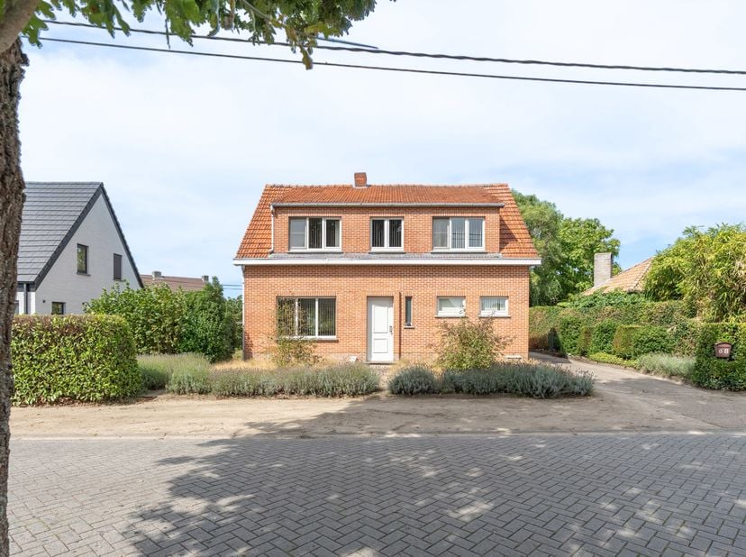 Te renoveren gezinswoning met potentieel te Gierle op 848 m²<br />
EPC: F-label | 3-4 slaapkamers | Ruim bijgebouw<br />
Omschrijving: <br />
we betre