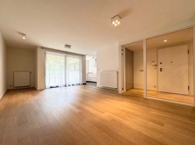 ETTERBEEK – Ideaal gelegen nabij Montgomery en de Europese instellingen, prachtig appartement (2 SLK/1 BADK/1 DOUCHEK) van ± 100 m² met terras en een