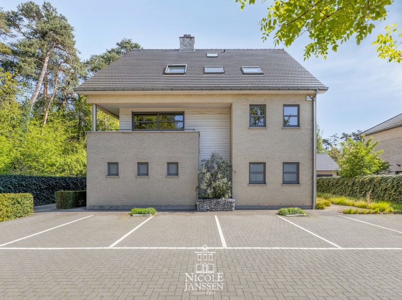 Deze woning werd gebouwd met degelijke materialen en afgewerkt met oog voor detail. Je geniet hier van een kwalitatieve afwerking en een doordachte in