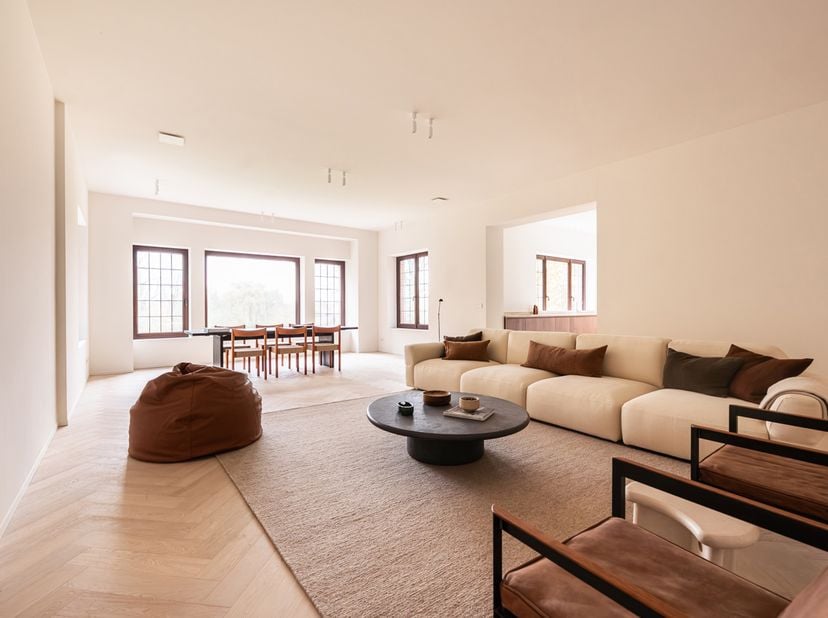 Dit prachtige duplex appartement in Leiepark biedt een unieke combinatie van luxe, comfort en geschiedenis. Met een oppervlakte van 108 m² en 2 slaapk