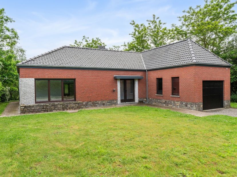 Op zoek naar een gelijkvloerse woning op een rustige, groene locatie met een uitstekende bereikbaarheid? Deze vrijstaande woning combineert comfortabe