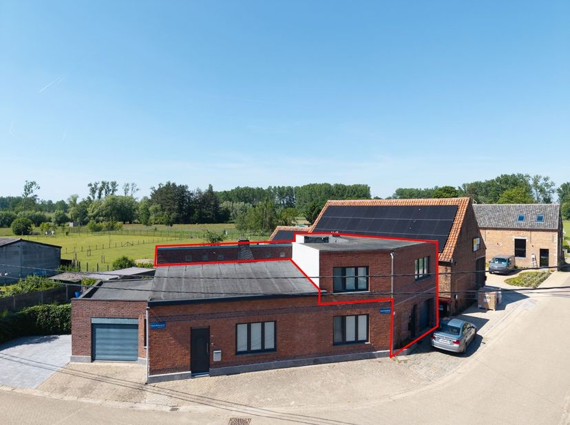Dit stijlvolle appartement biedt de ideale combinatie van comfort, ruimte en hedendaags woonplezier.<br />
De ruime en lichtrijke leefruimte met eetp
