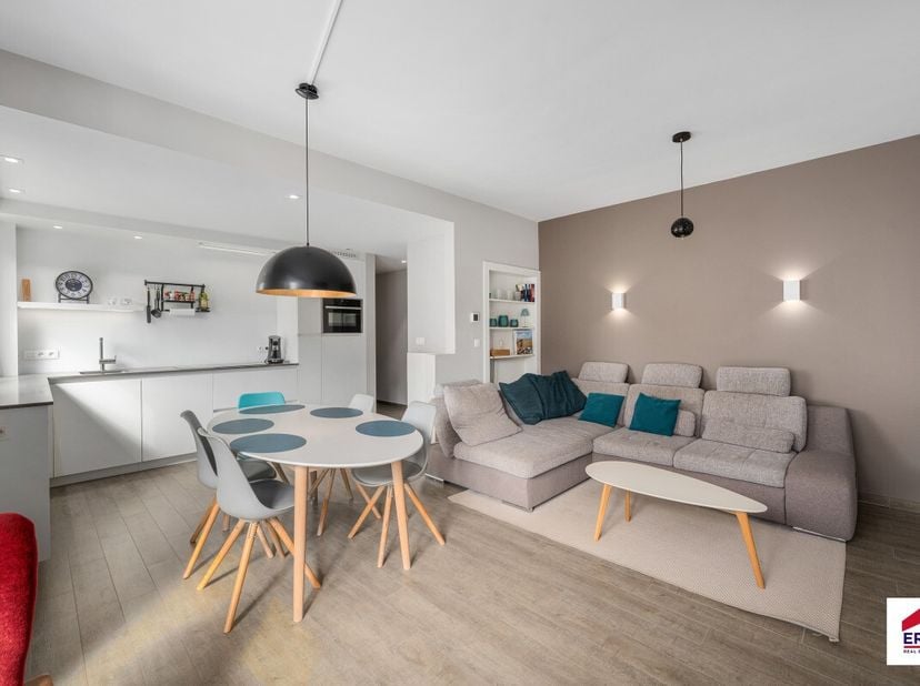 Appartement in hartje Koksijde-Bad, op wandelafstand van de zee en de zeedijk. Dit prachtig gerenoveerd appartement combineert een centrale ligging me