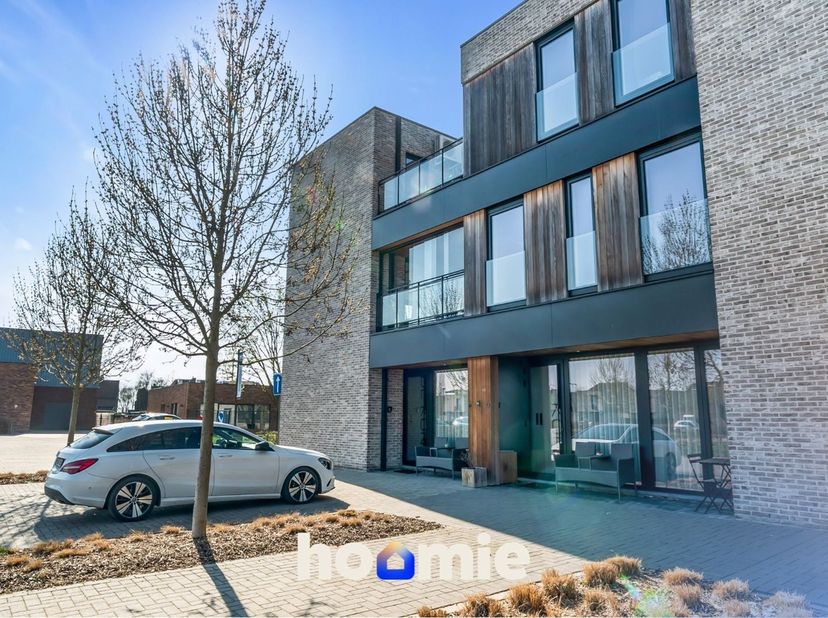 Instapklaar appartement met twee slaapkamers, terras en autostaanplaats in Uikhoven<br />
<br />
 Huurprijs: € 1.150 per maand<br />
Gemeenschappelijk