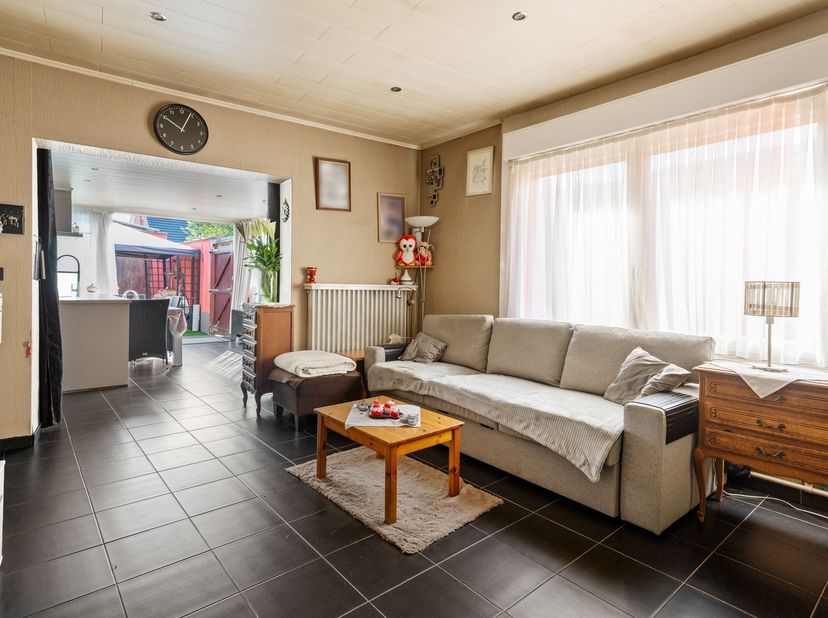 Op te frissen HOB (2 à 3 slpks) met commerciële ruimte <br />
<br />
Deze woning, gebouwd in 1961, onderging doorheen de jaren reeds verschillende b